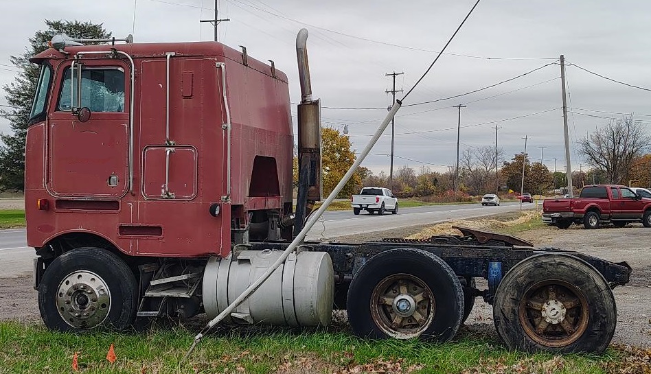 1981 PETERBILT Cabover - Image 2